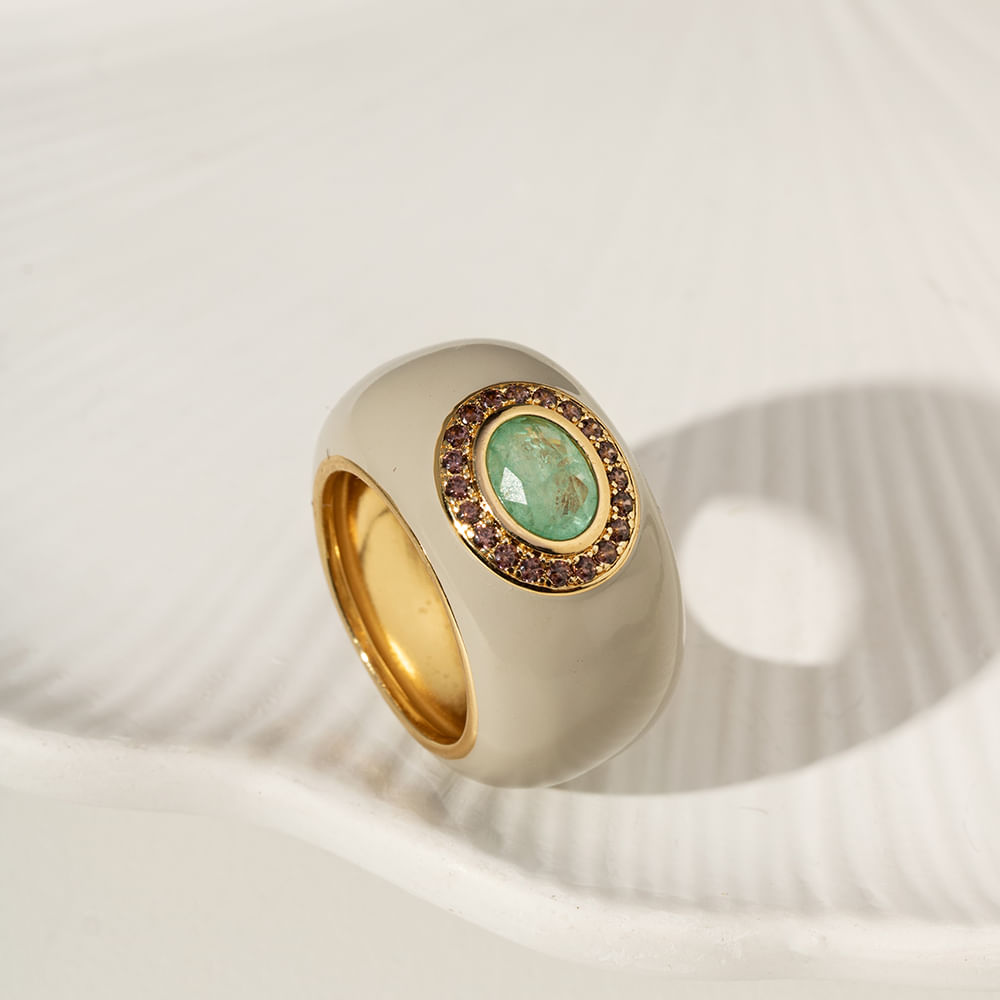 Anel Maxi Oval de Fusion Esmeralda Colombiana, Zircônias Chocolate e Esmalte Resina - Banho de Ouro 18k